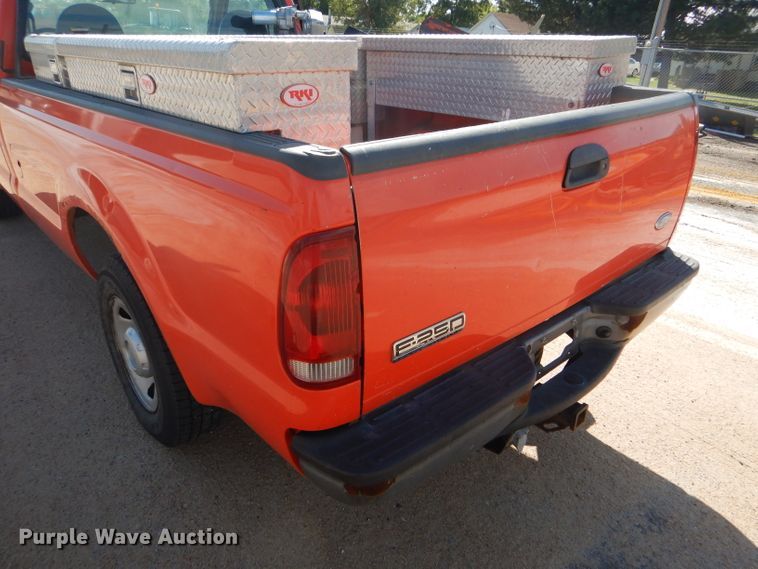 image for item DE4338 2006 Ford F250 Super Duty pickup truck