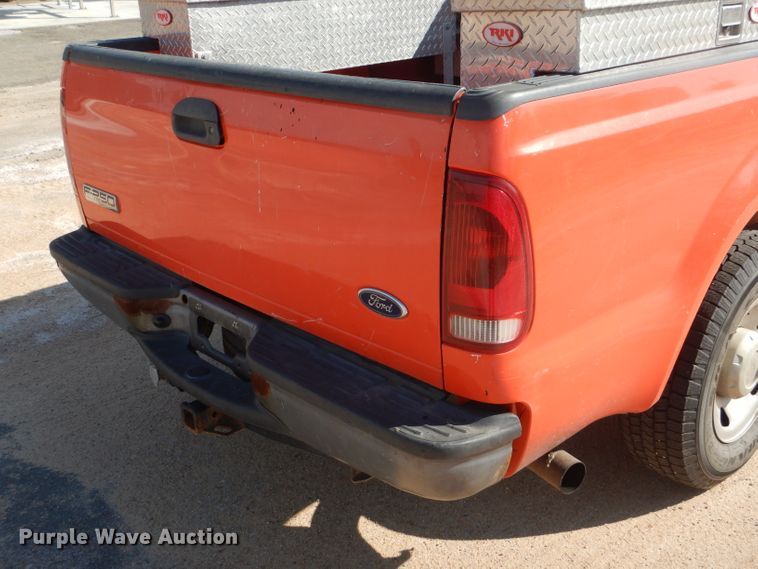 image for item DE4338 2006 Ford F250 Super Duty pickup truck