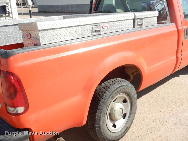 image for item DE4338 2006 Ford F250 Super Duty pickup truck