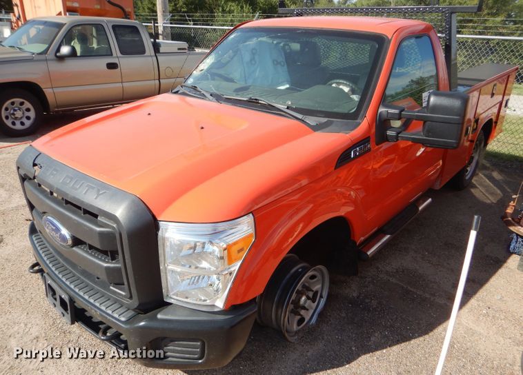 image for item DE4341 2015 Ford F250 Super Duty utility bed pickup truck