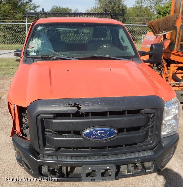 image for item DE4341 2015 Ford F250 Super Duty utility bed pickup truck