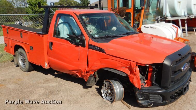 image for item DE4341 2015 Ford F250 Super Duty utility bed pickup truck