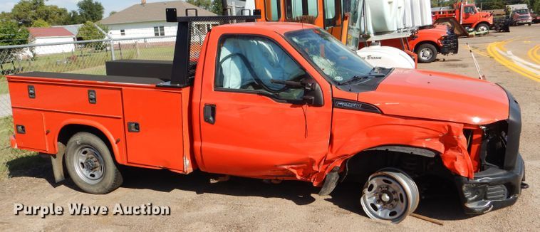 image for item DE4341 2015 Ford F250 Super Duty utility bed pickup truck