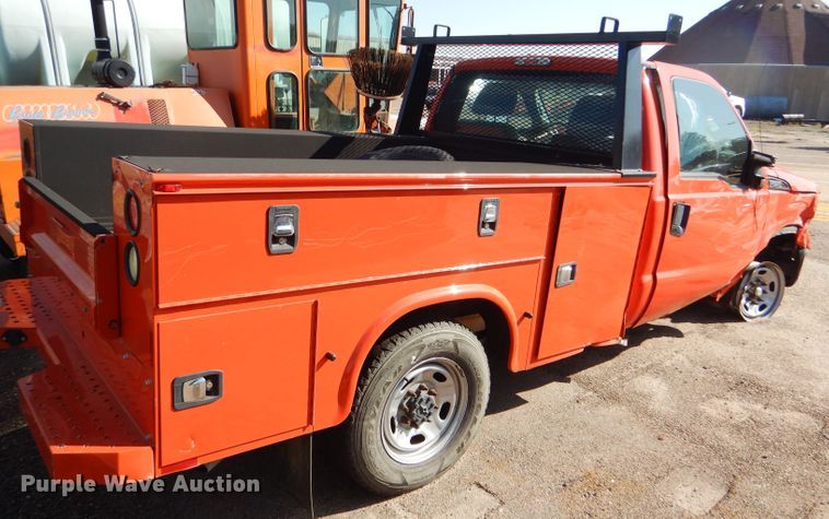 image for item DE4341 2015 Ford F250 Super Duty utility bed pickup truck