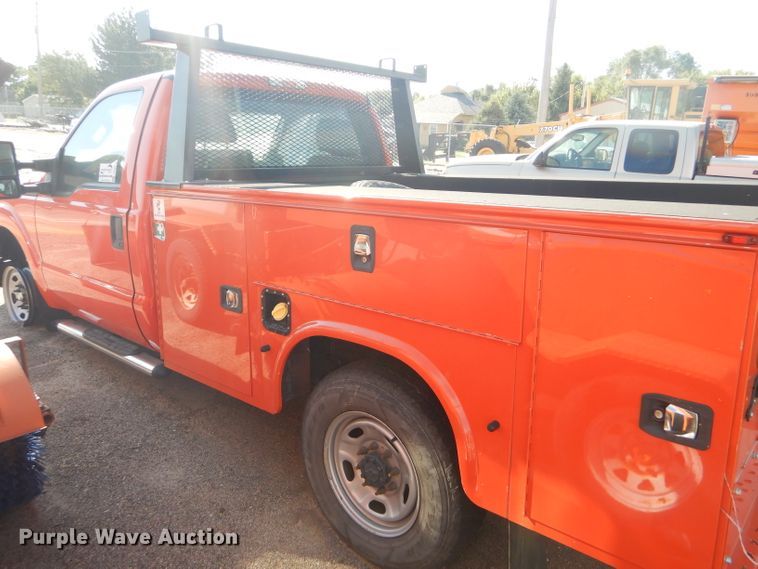 image for item DE4341 2015 Ford F250 Super Duty utility bed pickup truck