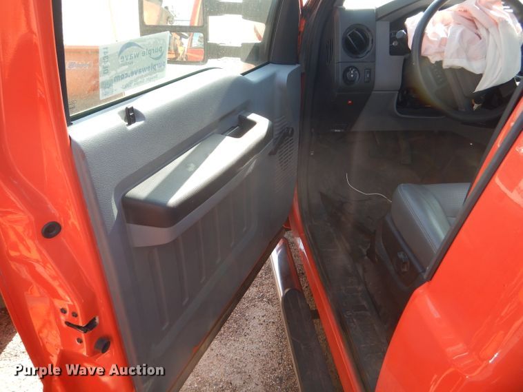 image for item DE4341 2015 Ford F250 Super Duty utility bed pickup truck