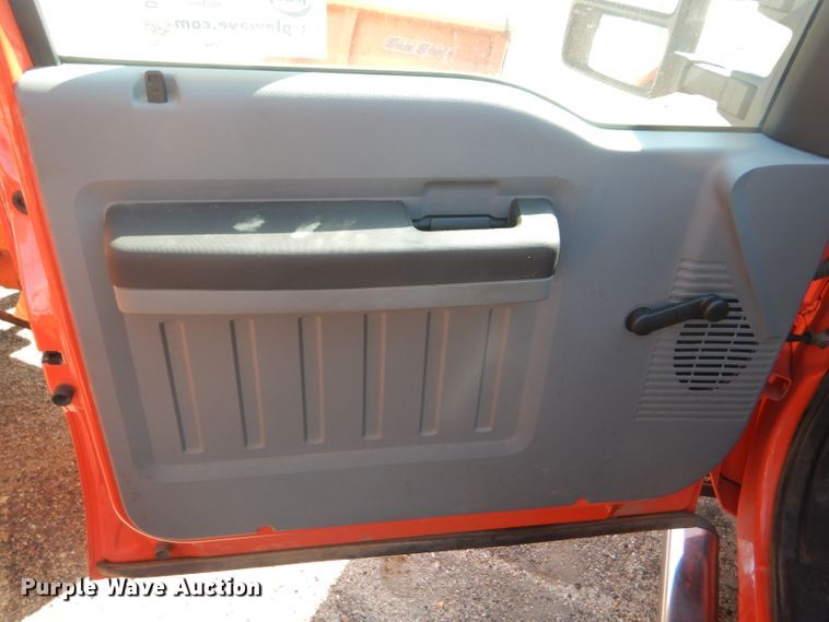 image for item DE4341 2015 Ford F250 Super Duty utility bed pickup truck