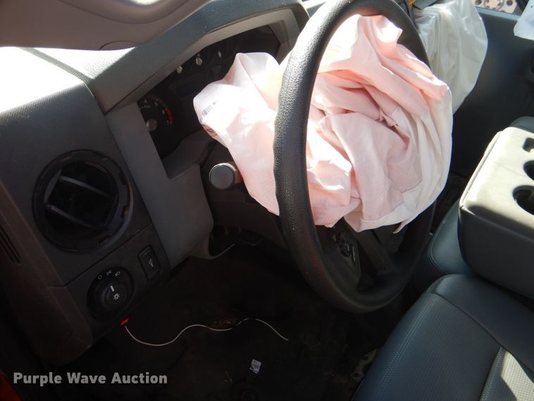 image for item DE4341 2015 Ford F250 Super Duty utility bed pickup truck