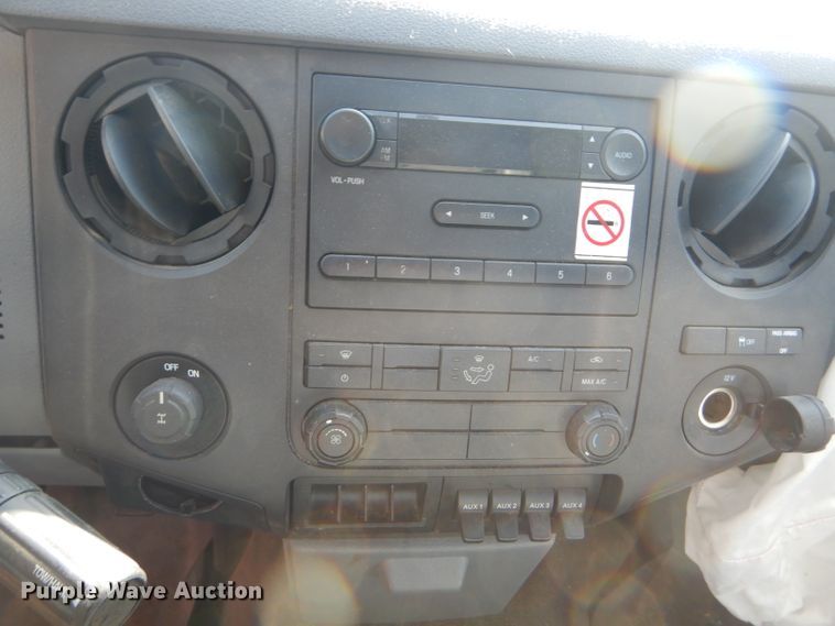 image for item DE4341 2015 Ford F250 Super Duty utility bed pickup truck