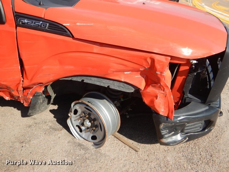 image for item DE4341 2015 Ford F250 Super Duty utility bed pickup truck