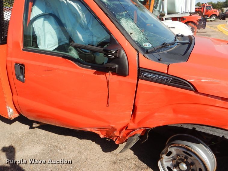 image for item DE4341 2015 Ford F250 Super Duty utility bed pickup truck