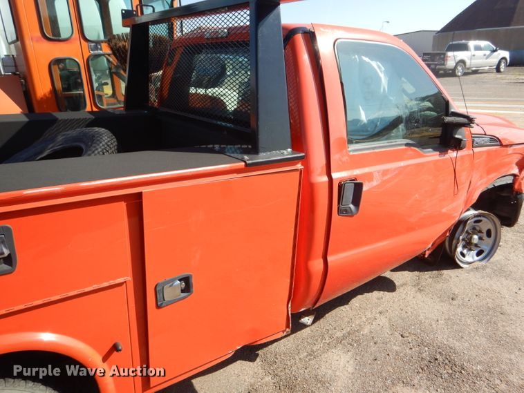 image for item DE4341 2015 Ford F250 Super Duty utility bed pickup truck