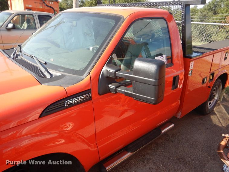 image for item DE4341 2015 Ford F250 Super Duty utility bed pickup truck