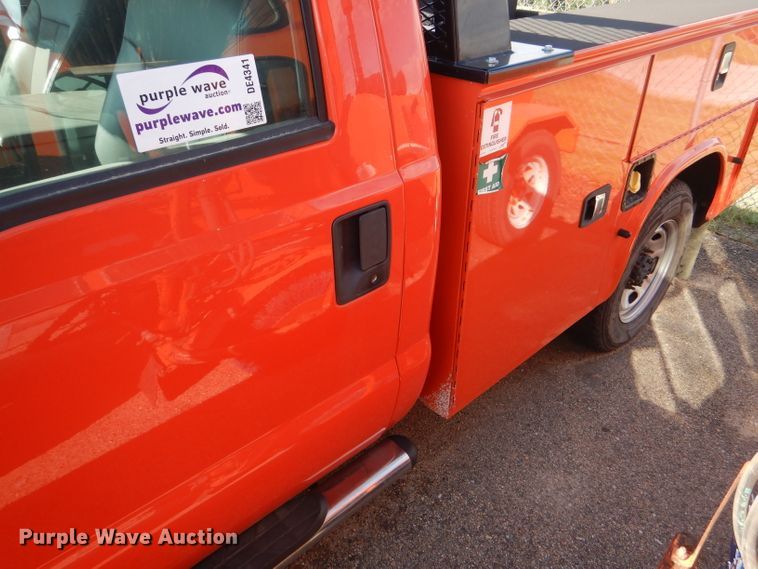 image for item DE4341 2015 Ford F250 Super Duty utility bed pickup truck