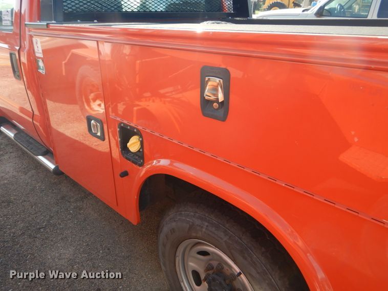 image for item DE4341 2015 Ford F250 Super Duty utility bed pickup truck