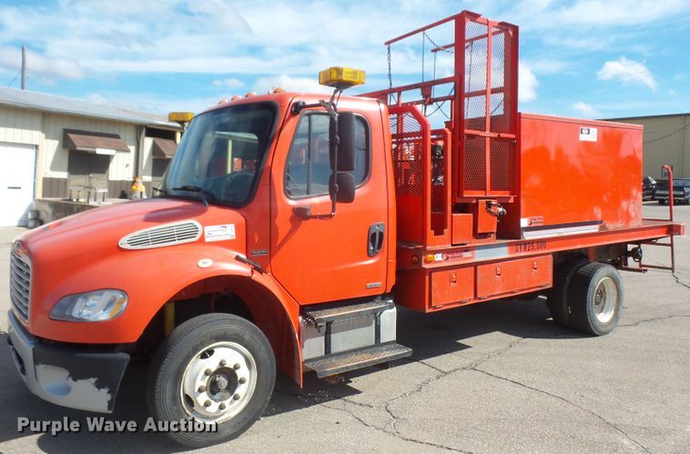 image for item DI2518 2007 Freightliner M2106 sign truck