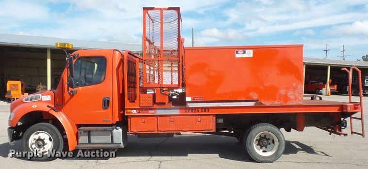 image for item DI2518 2007 Freightliner M2106 sign truck