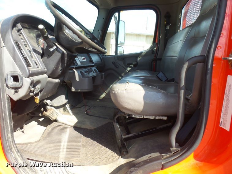 image for item DI2518 2007 Freightliner M2106 sign truck