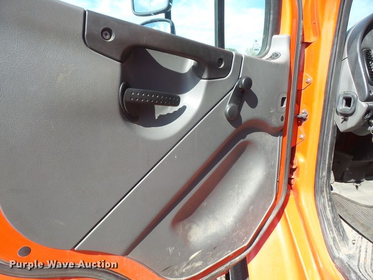 image for item DI2518 2007 Freightliner M2106 sign truck