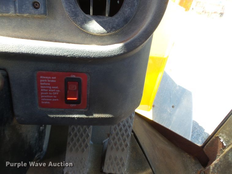 image for item DI2520 2005 John Deere 444J wheel loader