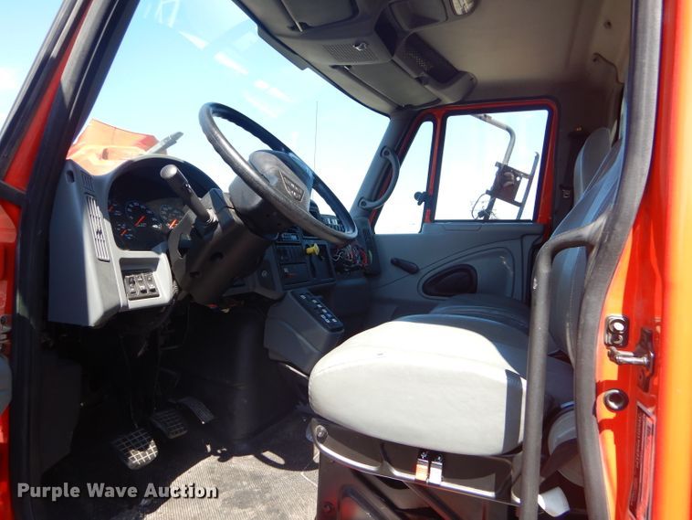 image for item FC9955 2006 International 7500 flatbed truck