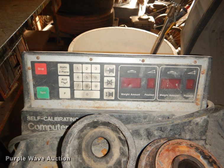 image for item FF9605 1989 FMC 4100 wheel balancer