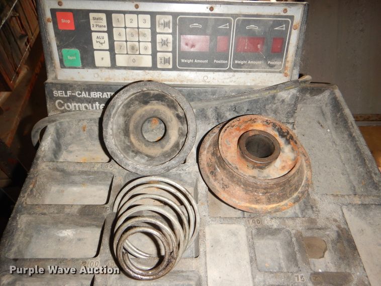 image for item FF9605 1989 FMC 4100 wheel balancer