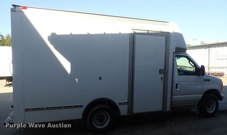 image for item DB7672 2007 Ford E350 Super Duty box truck
