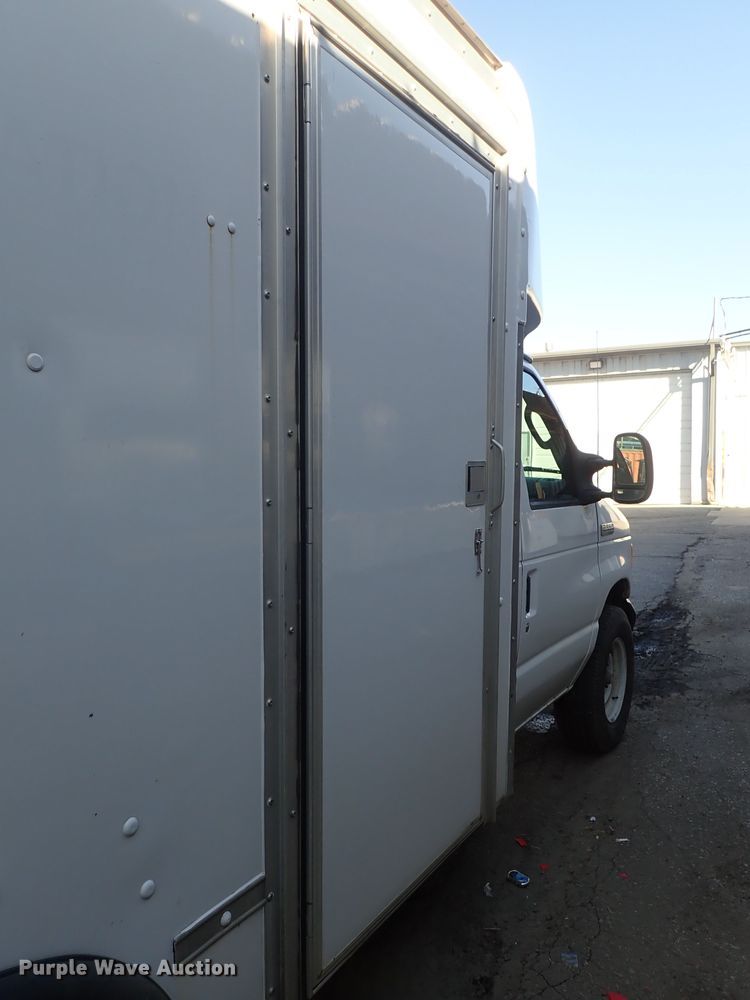 image for item DB7672 2007 Ford E350 Super Duty box truck