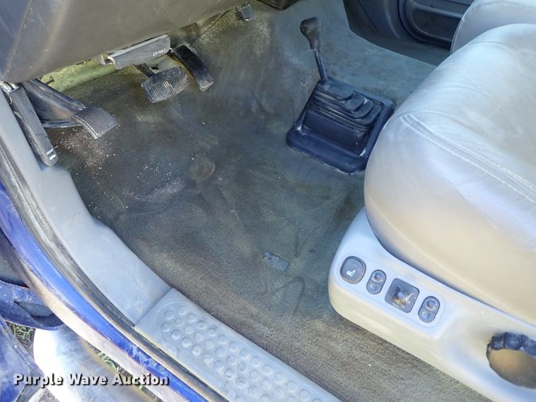 image for item DB7700 2003 Ford F250 Super Duty Crew Cab flatbed pickup truck