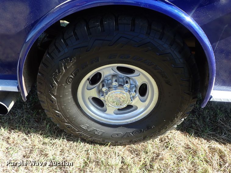 image for item DB7700 2003 Ford F250 Super Duty Crew Cab flatbed pickup truck