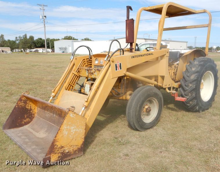 image for item DD4494 1967 International 2424 tractor