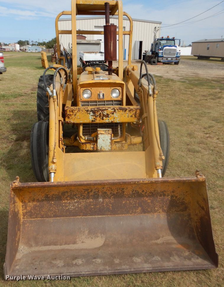 image for item DD4494 1967 International 2424 tractor