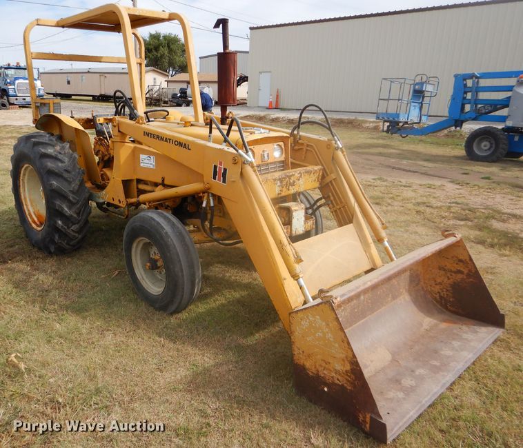image for item DD4494 1967 International 2424 tractor