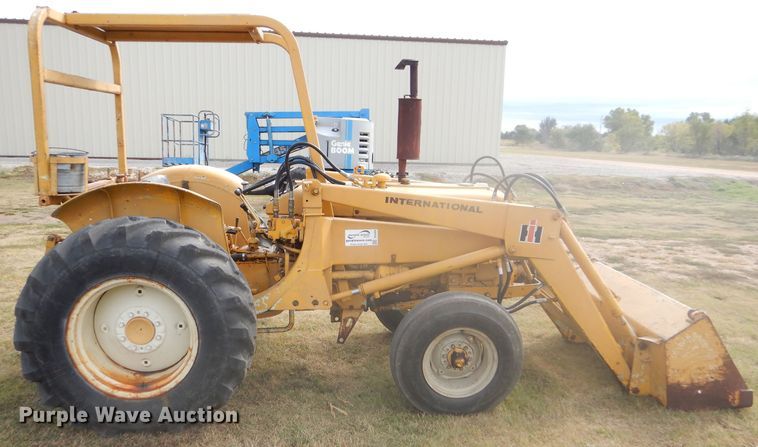 image for item DD4494 1967 International 2424 tractor