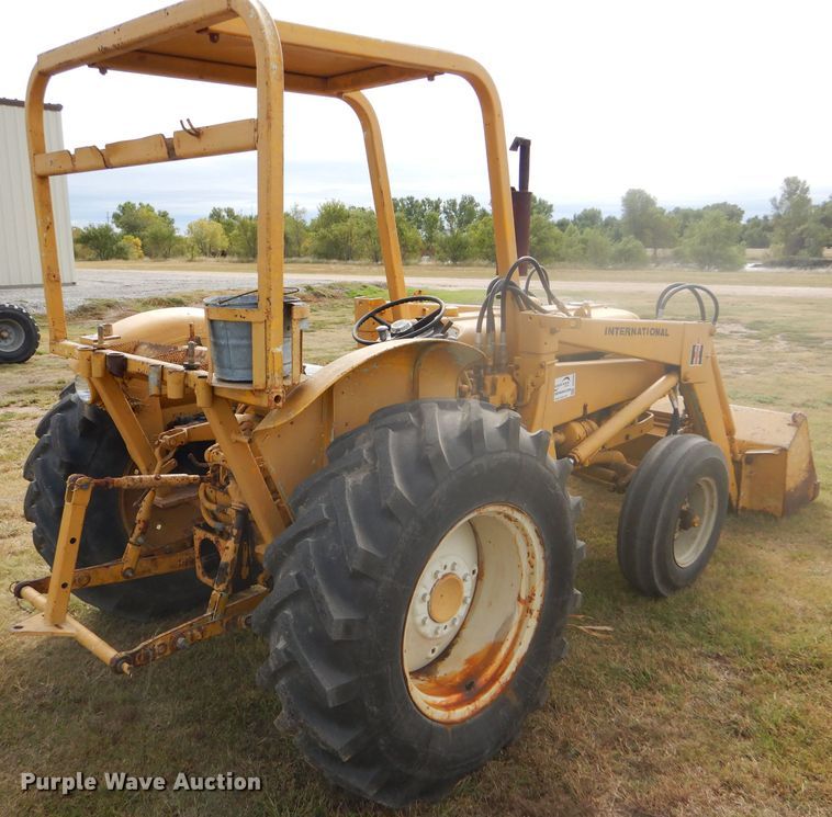 image for item DD4494 1967 International 2424 tractor