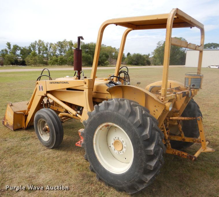 image for item DD4494 1967 International 2424 tractor