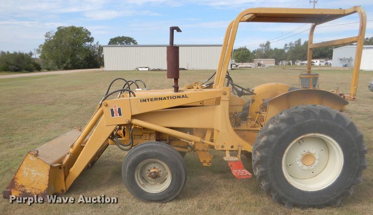 image for item DD4494 1967 International 2424 tractor