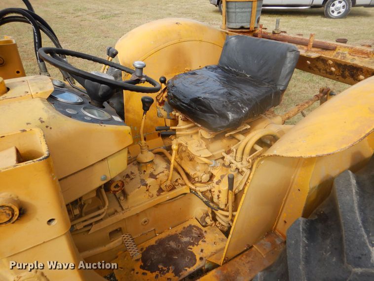 image for item DD4494 1967 International 2424 tractor