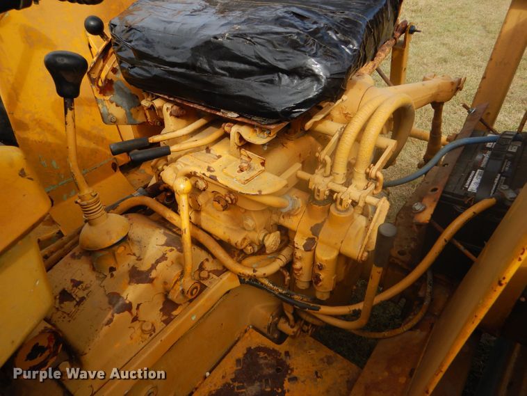 image for item DD4494 1967 International 2424 tractor