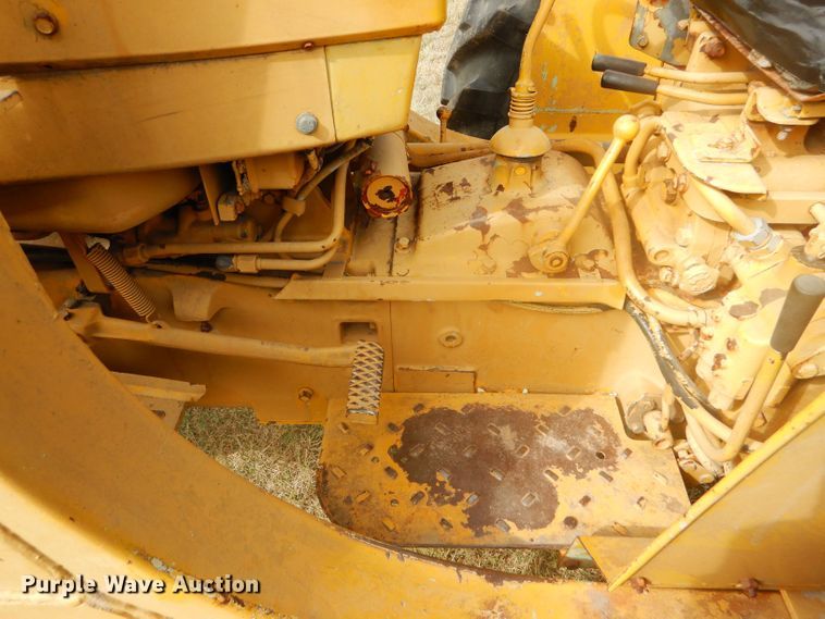 image for item DD4494 1967 International 2424 tractor