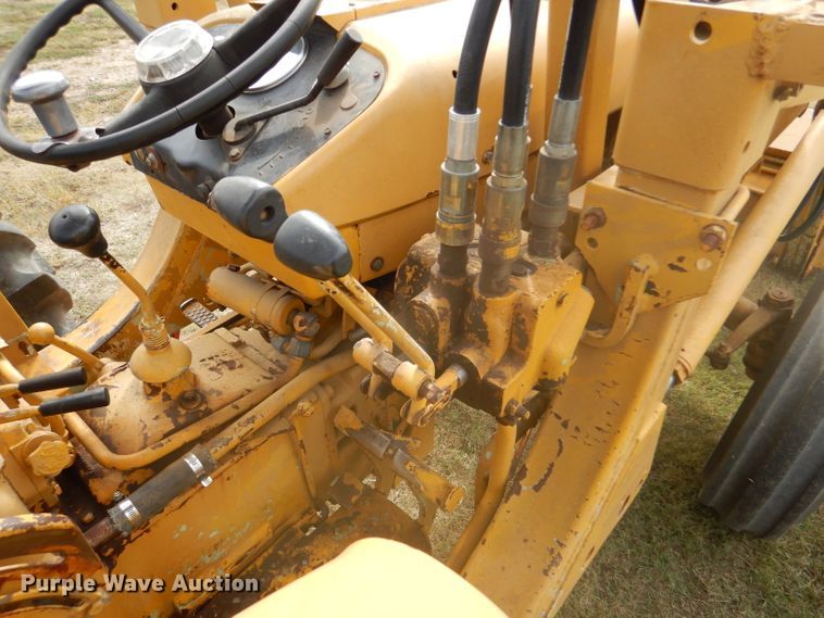 image for item DD4494 1967 International 2424 tractor