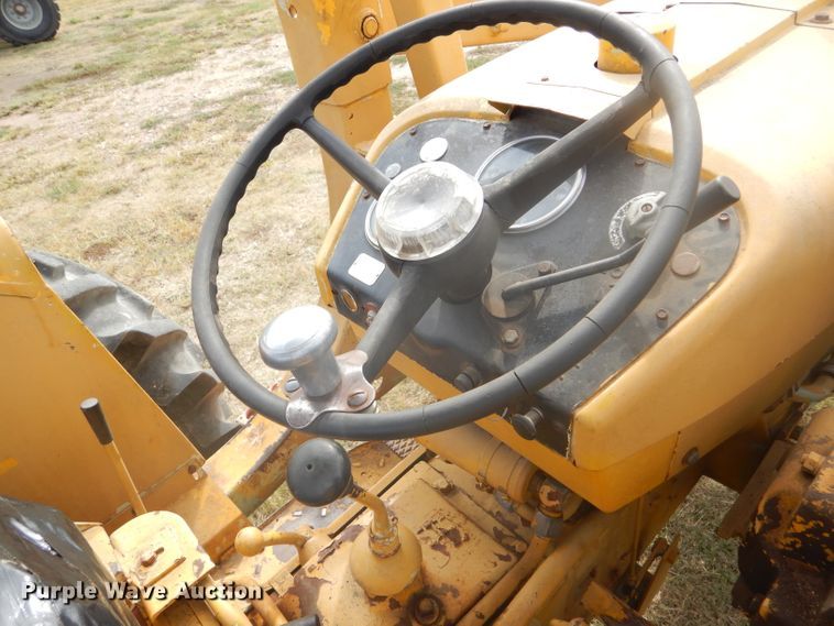 image for item DD4494 1967 International 2424 tractor