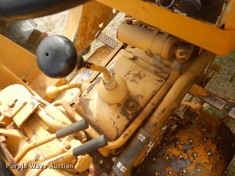 image for item DD4494 1967 International 2424 tractor