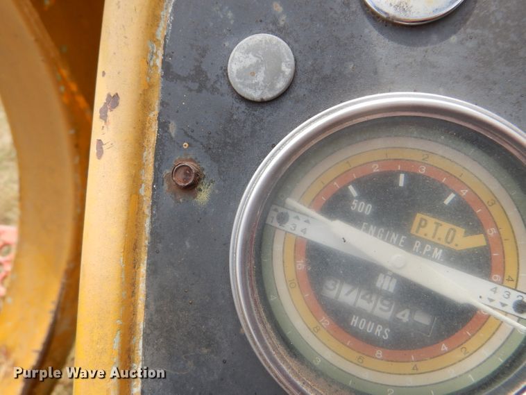 image for item DD4494 1967 International 2424 tractor