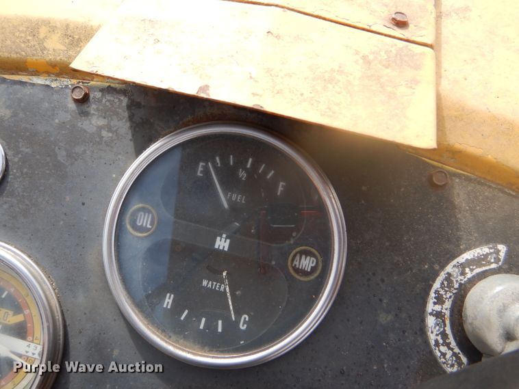 image for item DD4494 1967 International 2424 tractor