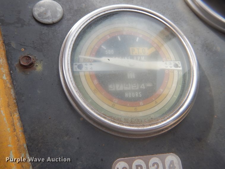 image for item DD4494 1967 International 2424 tractor