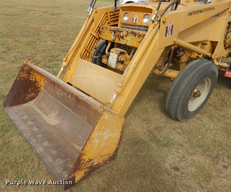 image for item DD4494 1967 International 2424 tractor