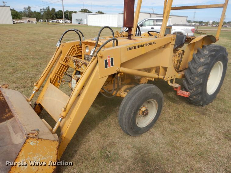 image for item DD4494 1967 International 2424 tractor