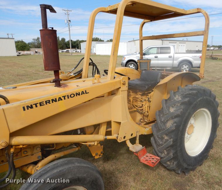 image for item DD4494 1967 International 2424 tractor